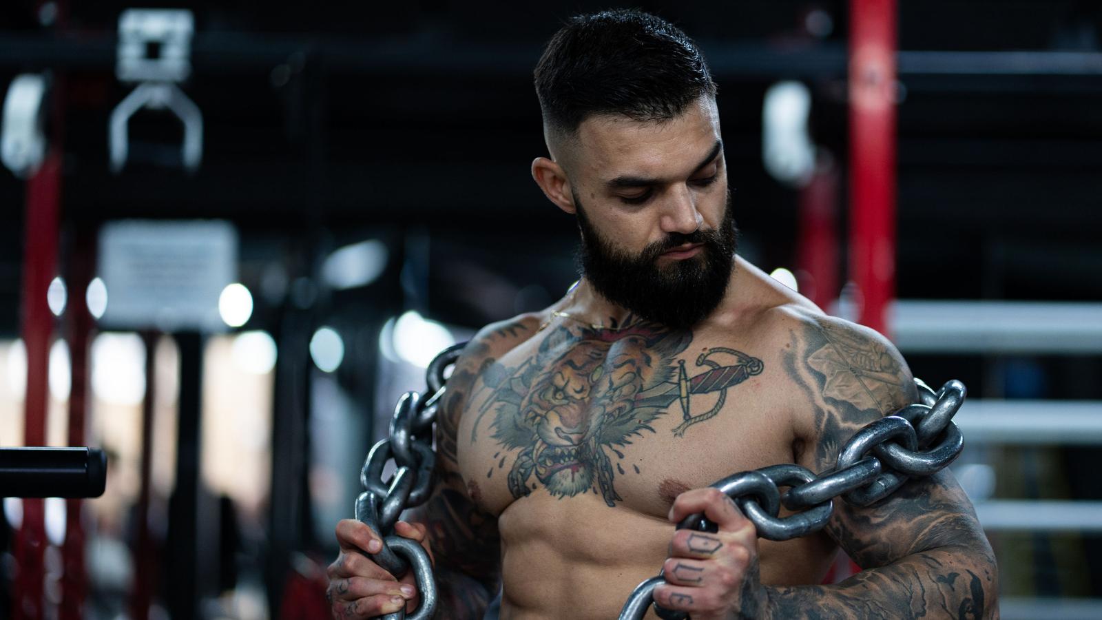 Προσωπικός γυμναστής που ποζάρει