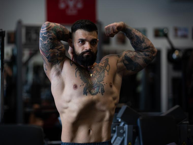 Προσωπικός γυμναστής με κοιλιακούς στο γυμναστήριο