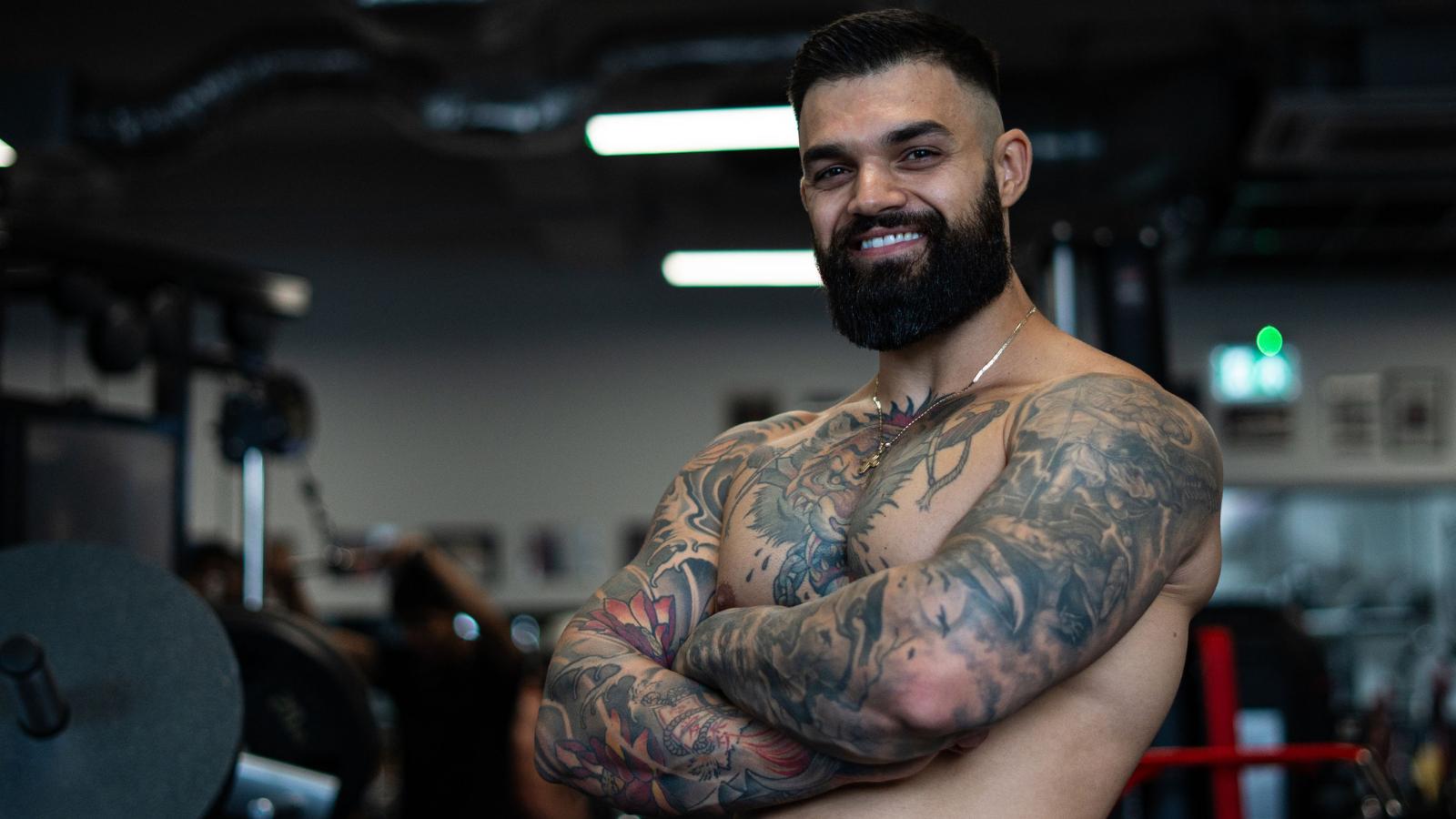 `Προσωπικός γυμναστής με αλτήρα, χαμογελαστός.